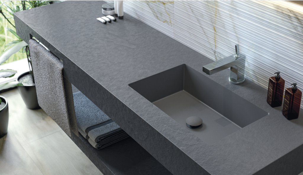 Elegante baño con encimera baño negra Solidker
