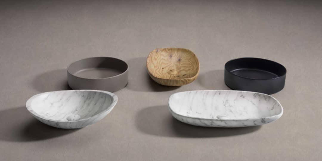 Cinco modelos de lavabos suspendidos pequeños Solidker en distintos materiales, como mármol, madera y acabados en tonos neutros.