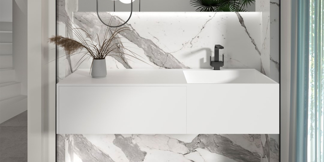 Mueble de baño blanco suspendido con lavabo integrado, fondo de mármol blanco y grifería negra