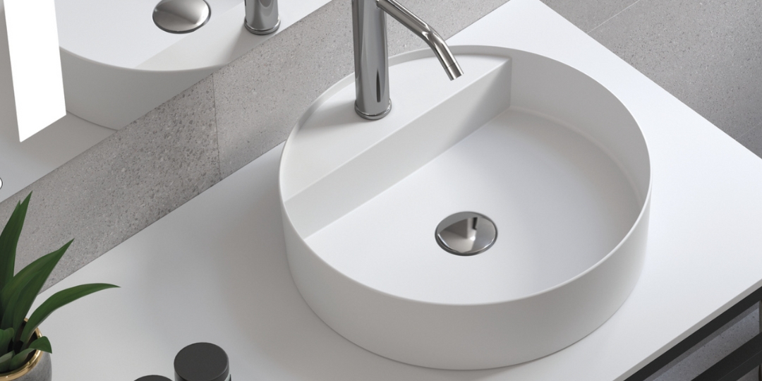 Lavabo moderno pequeño redondo en blanco de Solidker, con diseño elegante y grifería cromada.