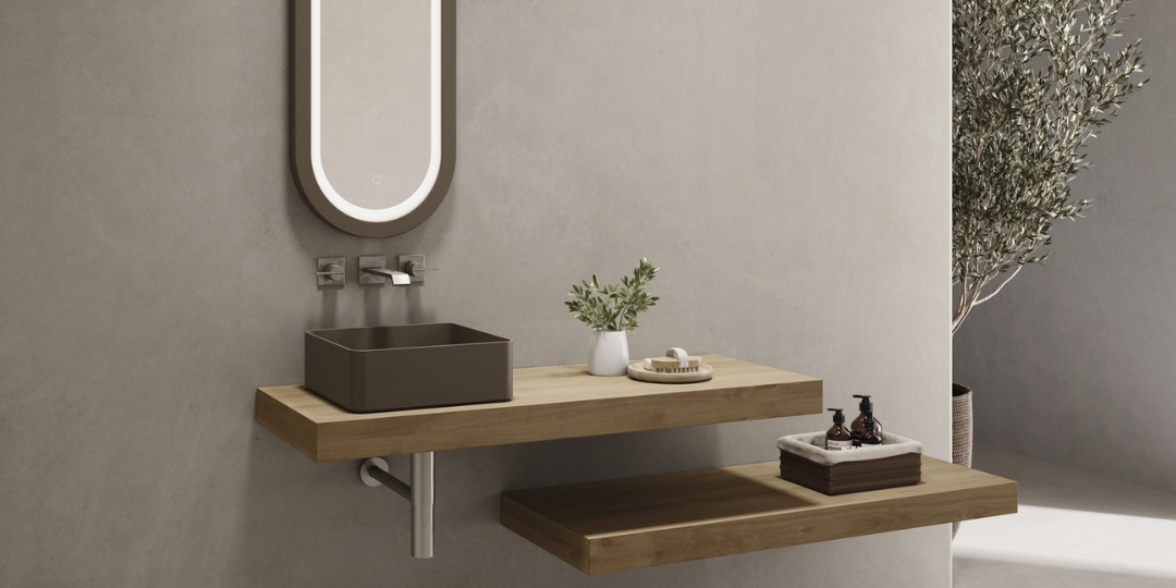 Baño de diseño minimalista con lavabo cuadrado sobre encimera de madera, espejo retroiluminado y estantes flotantes.