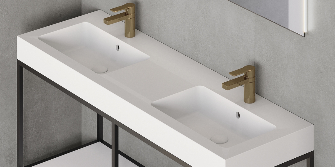 Lavabo doble moderno con estructura metálica negra y grifería dorada, ideal para baños sofisticados.