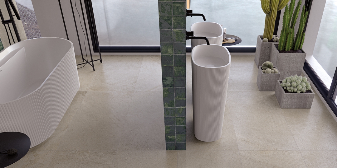 Baño contemporáneo con lavabos de pie blancos, bañera independiente y decoración con cactus.