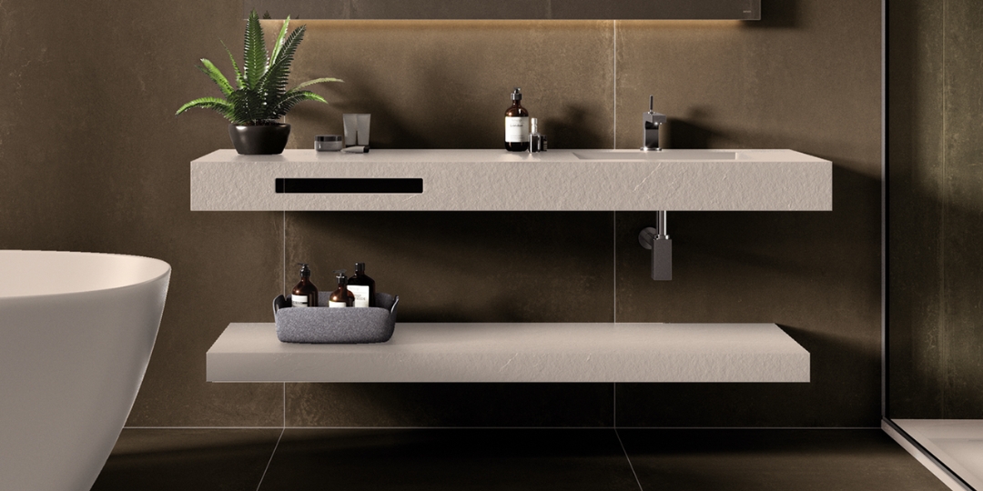 Baño de diseño con lavabo flotante de piedra y grifería negra sobre pared oscura, con estante inferior para almacenamiento.