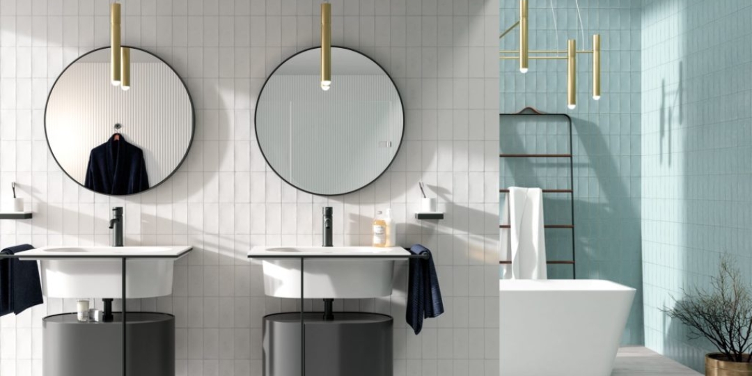 Baño contemporáneo con lavabos dobles, espejos redondos y azulejos en tonos claros y azul pastel