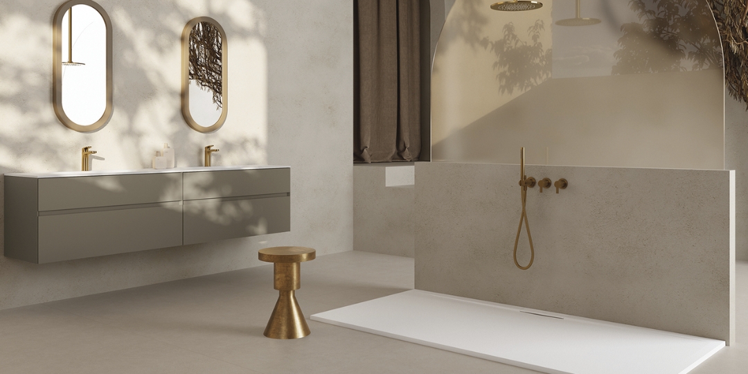 Baño de diseño con cerámica beige, mueble flotante, grifería dorada y ducha tipo spa con mampara curva