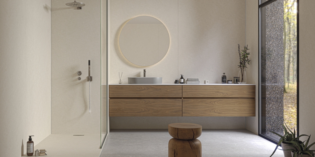 Baño de estilo minimalista con ducha a ras de suelo, lavabo redondo Solidker gris y mueble de madera suspendido
