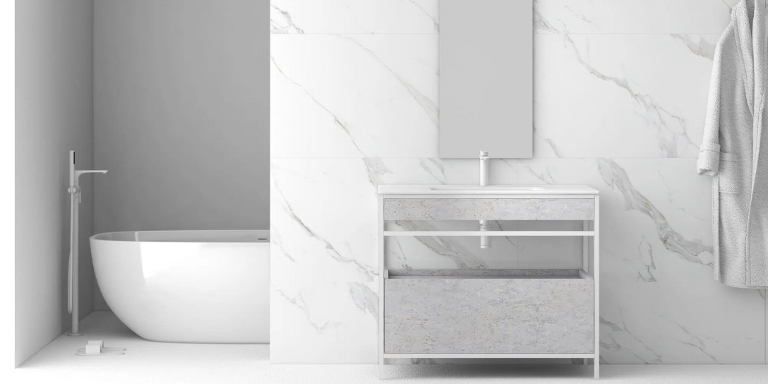 Baño de estilo minimalista con bañera exenta blanca, lavabo con encimera de piedra y pared revestida en mármol blanco